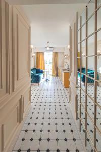 库塔伊西Boutique Apartment - Signature的一间设有走廊的客房,一间设有地板的房间