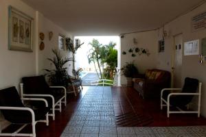 布塞里亚斯Hotel y Suites Corita的走廊上设有椅子和沙发