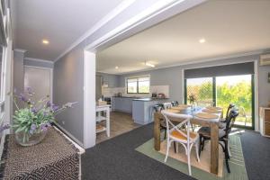 金德拜恩East Jindabyne- Cavallino 4 bedroom home的用餐室以及带桌椅的厨房。