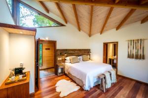 普孔Rakau Lodge的一间卧室设有一张床和一个大窗户