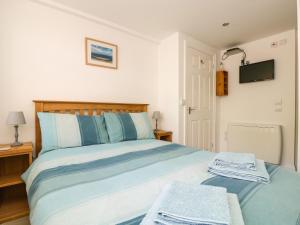 波斯科诺Seascape的一间卧室配有蓝色和白色床单