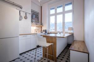 巴登-巴登Boutique Charme Apartment Ricarda的厨房配有白色橱柜和台面
