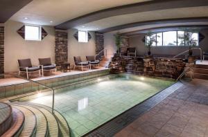 班夫Royal Canadian Lodge的一个带桌椅的酒店游泳池