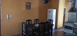 门多萨Los Nietos Temporario的厨房配有桌椅和冰箱。