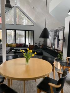 凯尔赛迈基Guesthouse Kärsämäki的客厅配有黄色鲜花的桌子