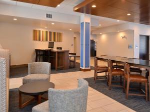 布赖顿Holiday Inn Express & Suites - Brighton South - US 23, an IHG Hotel的一间会议室,配有桌椅