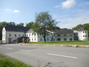 SaxenGasthof Sturmmühle的路边的白色大房子