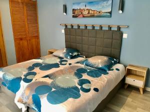 里昂科特塞奥尼宾馆的一张带蓝色和白色棉被和枕头的床