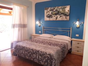 圣特奥多罗B&B Da Sabrina的一间卧室设有一张床和蓝色的墙壁