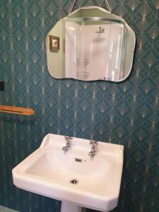纳皮尔ART DECO 1930s Design的浴室设有白色水槽和镜子