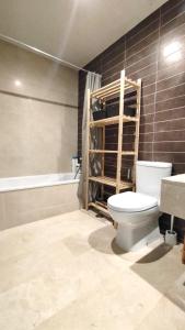 EsteponaValle Romano Golf Resort Estepona的浴室配有卫生间、盥洗盆和浴缸。