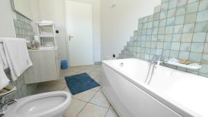 加利亚诺德尔卡波VIlla Ercolani Luxury by HDSalento的带浴缸、卫生间和盥洗盆的浴室