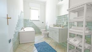 加利亚诺德尔卡波VIlla Ercolani Luxury by HDSalento的白色的浴室设有水槽和卫生间。