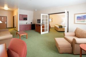 甘尼森甘尼森智选假日酒店&套房的酒店客房设有床和客厅。