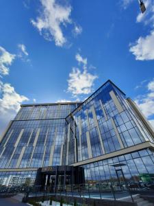 布雷斯特Бутик-отель Status的蓝色天空的大型玻璃建筑