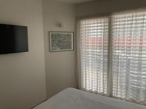 拉伊韦斯Villa Greta的一间卧室设有一张床和一个大窗户