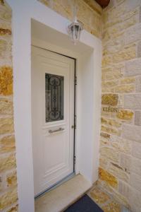 帕拉米夏Astrali Stone Villas的砖墙中的白色门