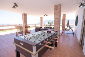 卡尔塔马Cubo's Villa Miraflores的一间位于地板上并配有桌上足球的房间