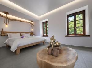 米莱艾Palios Stathmos的一间卧室配有一张床和一张木制咖啡桌
