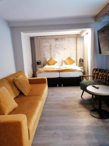 EhringshausenLiebig Hotel的客厅配有沙发和1张床