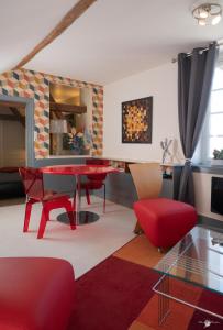 布鲁瓦la Forge du Roy的客厅配有红色椅子和桌子