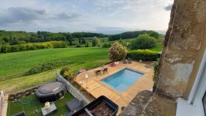 萨尔拉拉卡内达Le Clos des Bories的花园游泳池的顶部景色