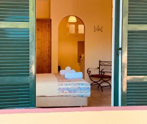 帕莱欧卡斯提撒阿弗洛代特游泳池和一室公寓的一间卧室设有一张床和一个开放式门