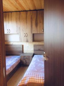 泰拉维Cottage的配有木柜的客房内的两张床