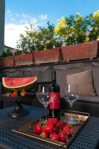 托雷安农齐亚塔Casa Teresinella Garden的一张桌子,上面放有两杯酒和草莓