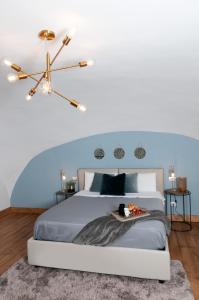 托雷安农齐亚塔Casa Teresinella Garden的一间卧室设有一张蓝色墙壁的大床