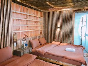 大叻Dalat Memories Homestay - Phố Sương Mờ Đà Lạt的一间卧室设有一张床和一个窗口
