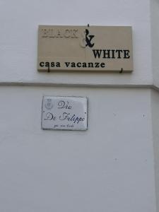 马蒂诺Black & White的白色建筑的侧面标志