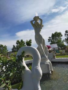 格罗塞托港伊莎贝拉别墅酒店的喷泉中女人和天鹅的雕像