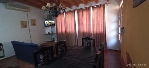 门多萨Los Nietos Temporario的一间带桌椅和窗户的用餐室