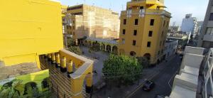 利马Santa Rosa Apartotel- Centro Histórico的享有黄色建筑和街道的景色