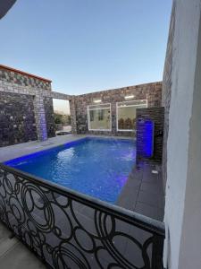 Al ‘AqarAljabal Al Akhdar Olive Tree Guest house的阳台的大型蓝色游泳池