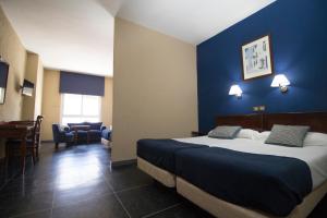 罗塔卡里布酒店的酒店客房,设有一张蓝色墙壁的床