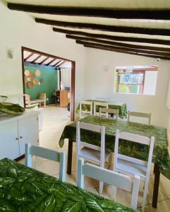 帕拉蒂多斯康多旅馆的一间带绿色桌椅的用餐室