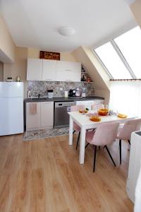 布尔加斯Lazur Sunrise的厨房配有白色桌子和白色冰箱。