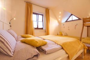 雷丹尼茨恩Haus mit Herz的卧室设有两张单人床和窗户。