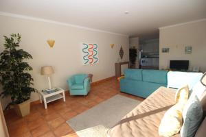 拉戈斯Ocean View Apartment的客厅配有蓝色的沙发和蓝色的椅子