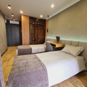 第聂伯罗PremierAtlant的酒店客房设有两张床和一张桌子。