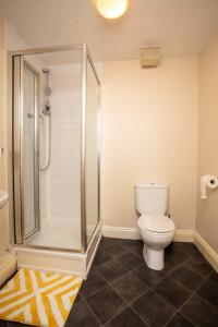 沃灵顿Ample Comforts, Centrally Located, Town Centre的带淋浴和卫生间的浴室。