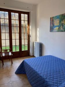 卡斯塔诺兰泽VILLA FERNANDO的一间卧室设有蓝色的床和窗户。