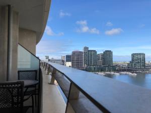 墨尔本埃克森特住宿@达克兰的从大楼的阳台上可欣赏到城市景观