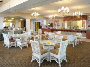 糖溪卡莱尔酒店的一间设有白色桌椅的用餐室