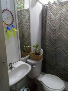 利马Inti Hostel Airport的浴室配有白色卫生间和盥洗盆。