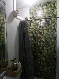 利马Inti Hostel Airport的带淋浴的浴室(带石墙)