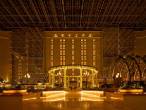 浦安Grand Nikko Tokyo Bay Maihama的一座大型酒店建筑,拥有一座大型建筑