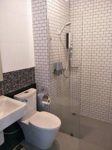 盼武里The Phu Resort的一间带卫生间和玻璃淋浴间的浴室